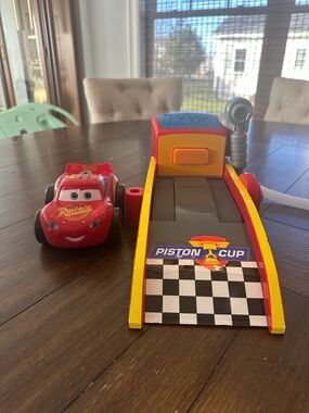 Disney Lightning McQueen Mechanic Shop & Launcher Play Set